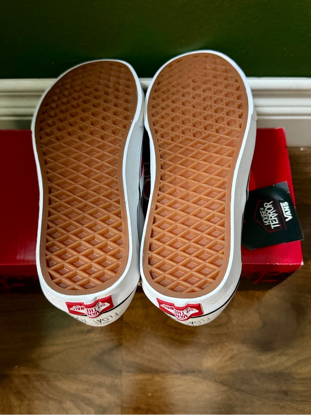 BNIB Vans x House of Terror Pennywise from ‘IT’ Slip On Shoes - Picture 3 of 8